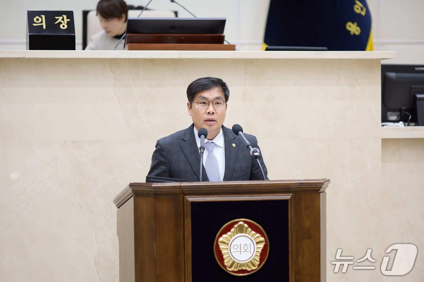 본문 이미지 - 임현수 용인시의회 민주당 대표의원이 16일 교섭단체 대표 연설을 하고 있는 모습.(시의회 제공)