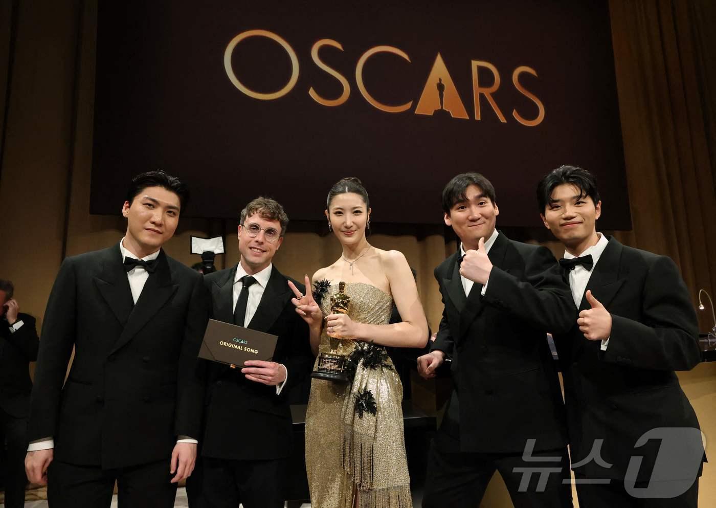 본문 이미지 - 이재(가운데)와 마크 소넨블릭(이재 왼쪽), '골든'의 프로듀서들 ⓒ AFP=뉴스1