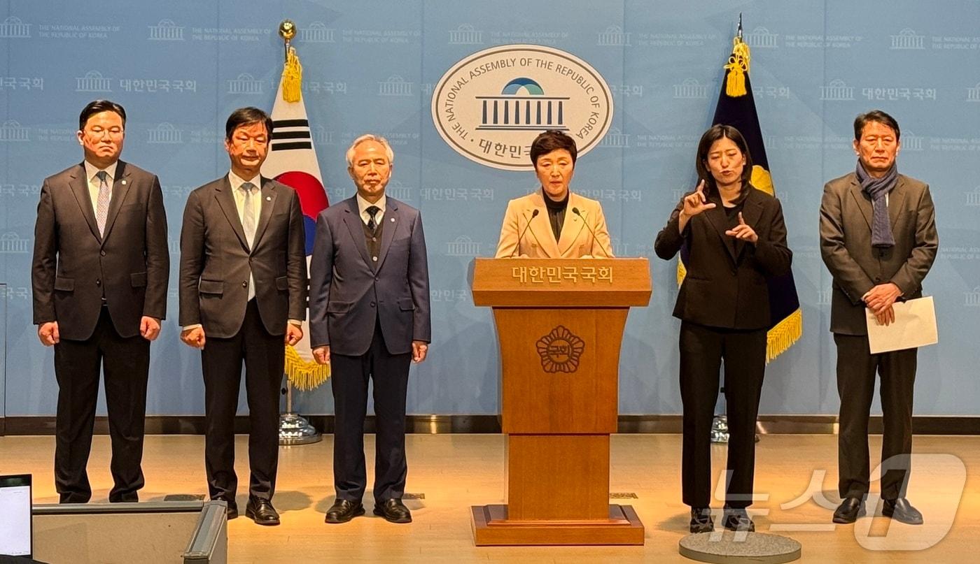 본문 이미지 - 더불어민주당 광주 국회의원들이 16일 오후 국회 소통관에서 광역의원 정소 조정 논의를 정개특위에 촉구하고 있다.(민주당 광주시당 제공. 재배포 및 DB 금지)