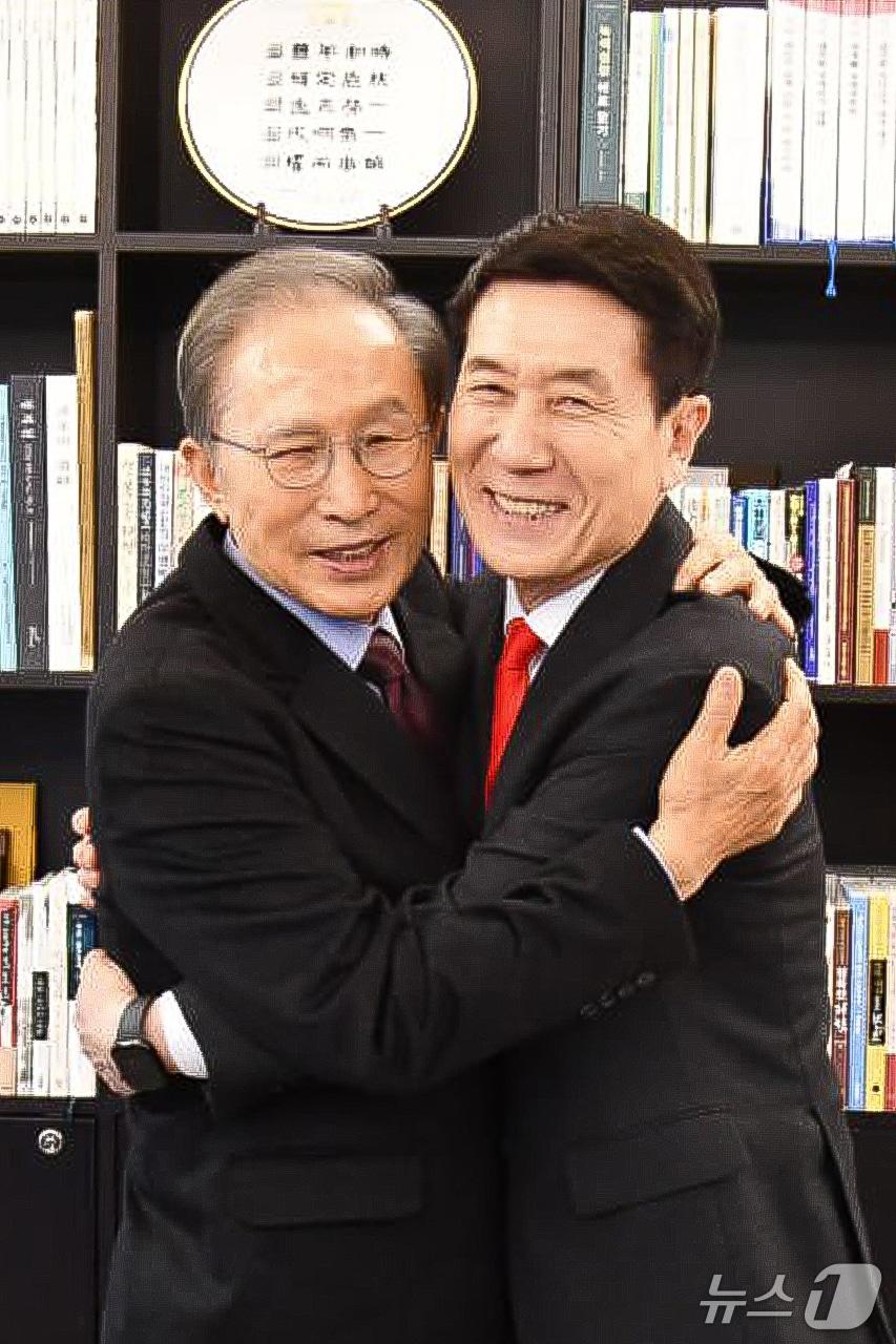 본문 이미지 - 이명박 전 대통령과 이강덕 경북지사 에비후보가 16일 이 전 대통령 사저에서 포옹하고 있다.(이강덕 예비후보 제공, 재판매 및 DB금지) 2026.3.16/뉴스1