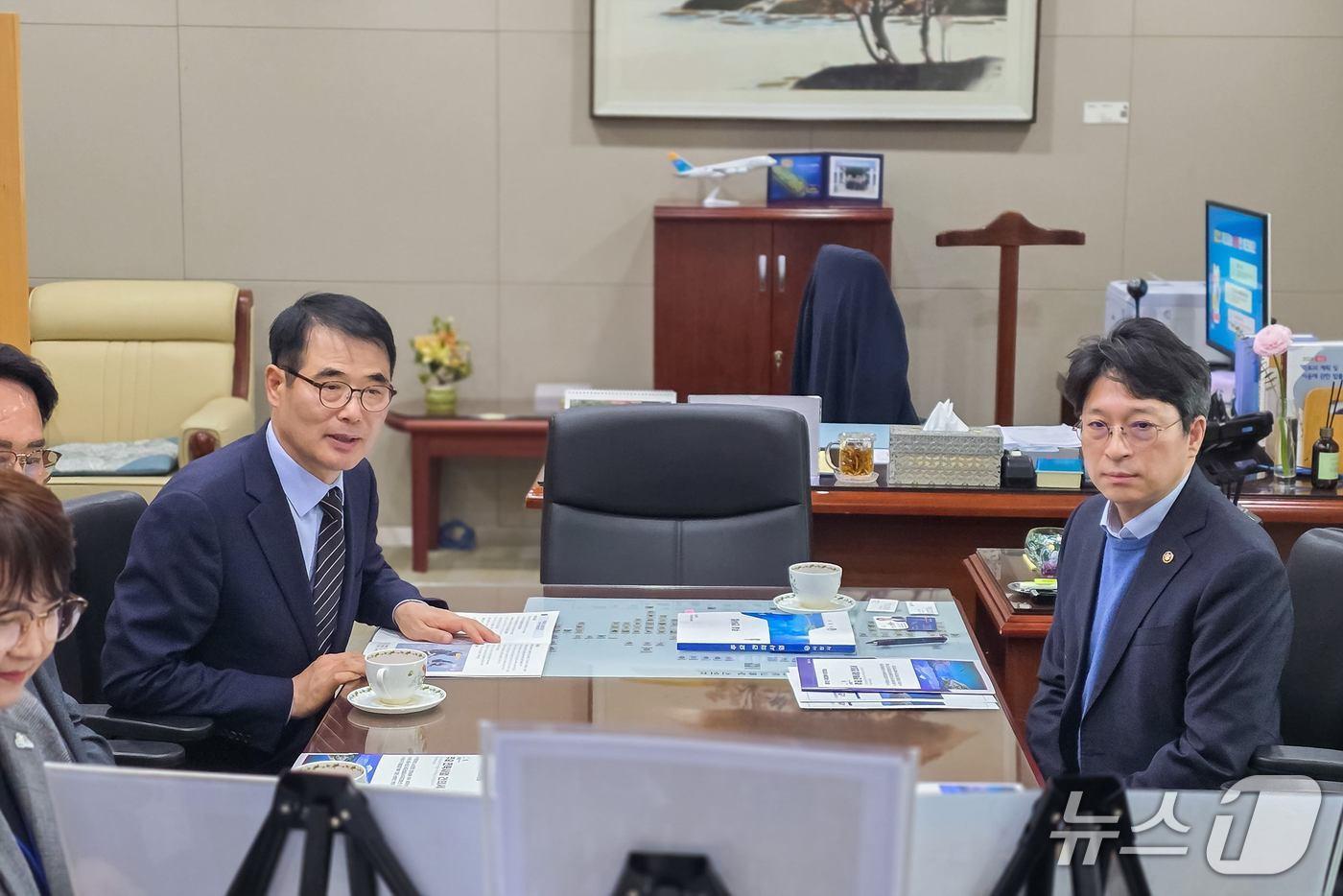 본문 이미지 - 장충남 남해군수(왼쪽)가 16일 홍지선 국토부 제2차관과 도로·철도 분야 현안을 논의하고 있다(남해군 제공. 재판매 및 DB금지).