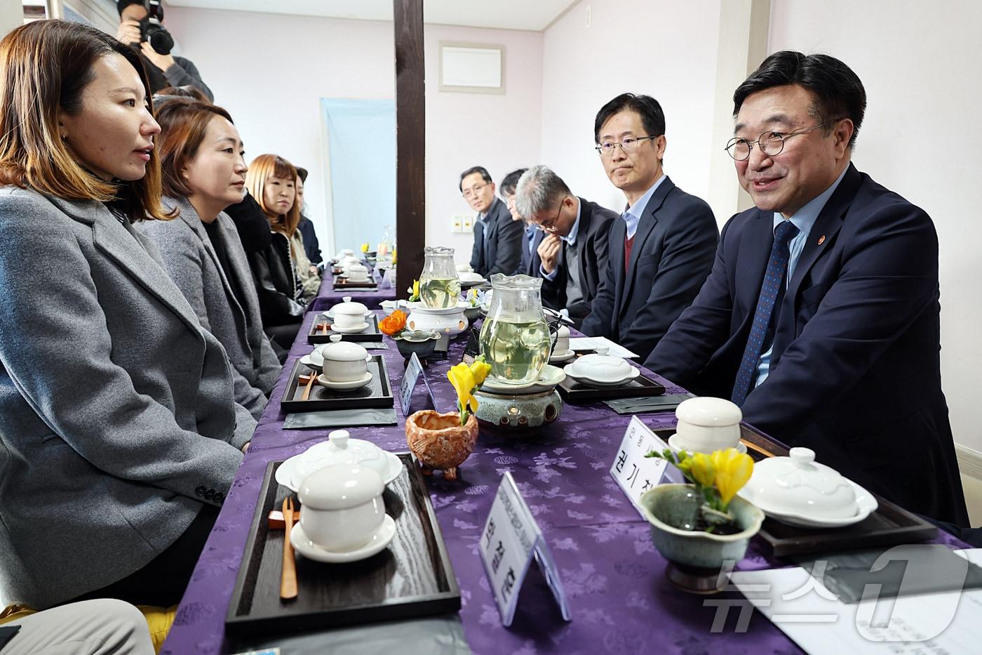 본문 이미지 - 윤호중 행정안전부 장관이 16일 경북 안동시 소재 우수 마을기업 현장을 방문, 지역 청년들의 의견 등을 청취하고 있다. (행정안전부 제공. 재판매 및 DB 금지) 2026.3.16 ⓒ 뉴스1