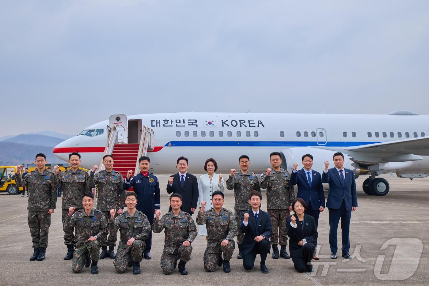 본문 이미지 - 이재명 대통령과 김혜경 여사가 지난 15일 경기 성남 서울공항에서 열린 신형 공군 2호기 개통 행사에서 기념촬영을 하고 있다. (청와대 제공. 재판매 및 DB 금지)이재명 대통령과 김혜경 여사가 지난 15일 경기 성남 서울공항에서 열린 신형 공군 2호기 개통 행사에서 기념촬영을 하고 있다. (청와대 제공. 재판매 및 DB 금지) 2026.3.16 ⓒ 뉴스1 허경 기자