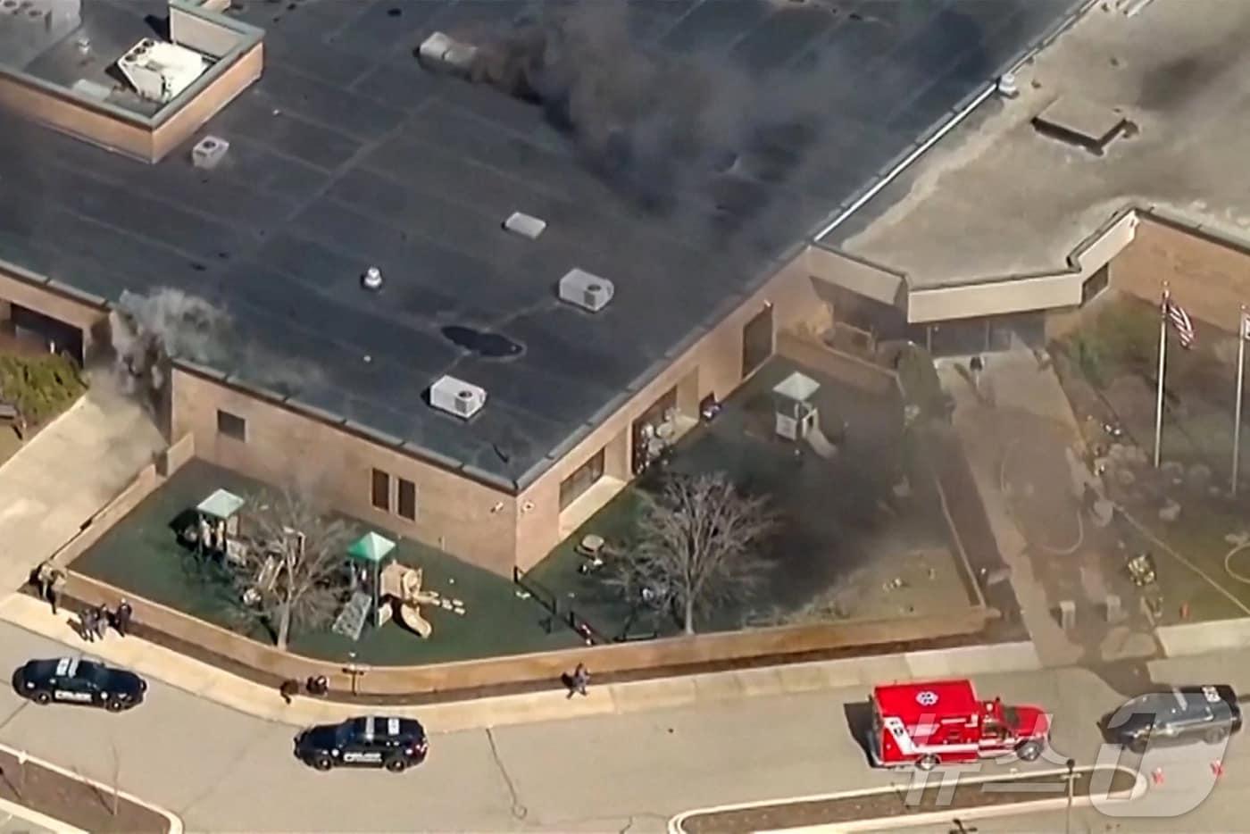 본문 이미지 - 미국 미시간주 웨스트블룸필드의 한 유대교 회당에서 지난 12일 공격이 발생해 연기가 피어오르고 있다. 2026.3.12 ⓒ 로이터=뉴스1