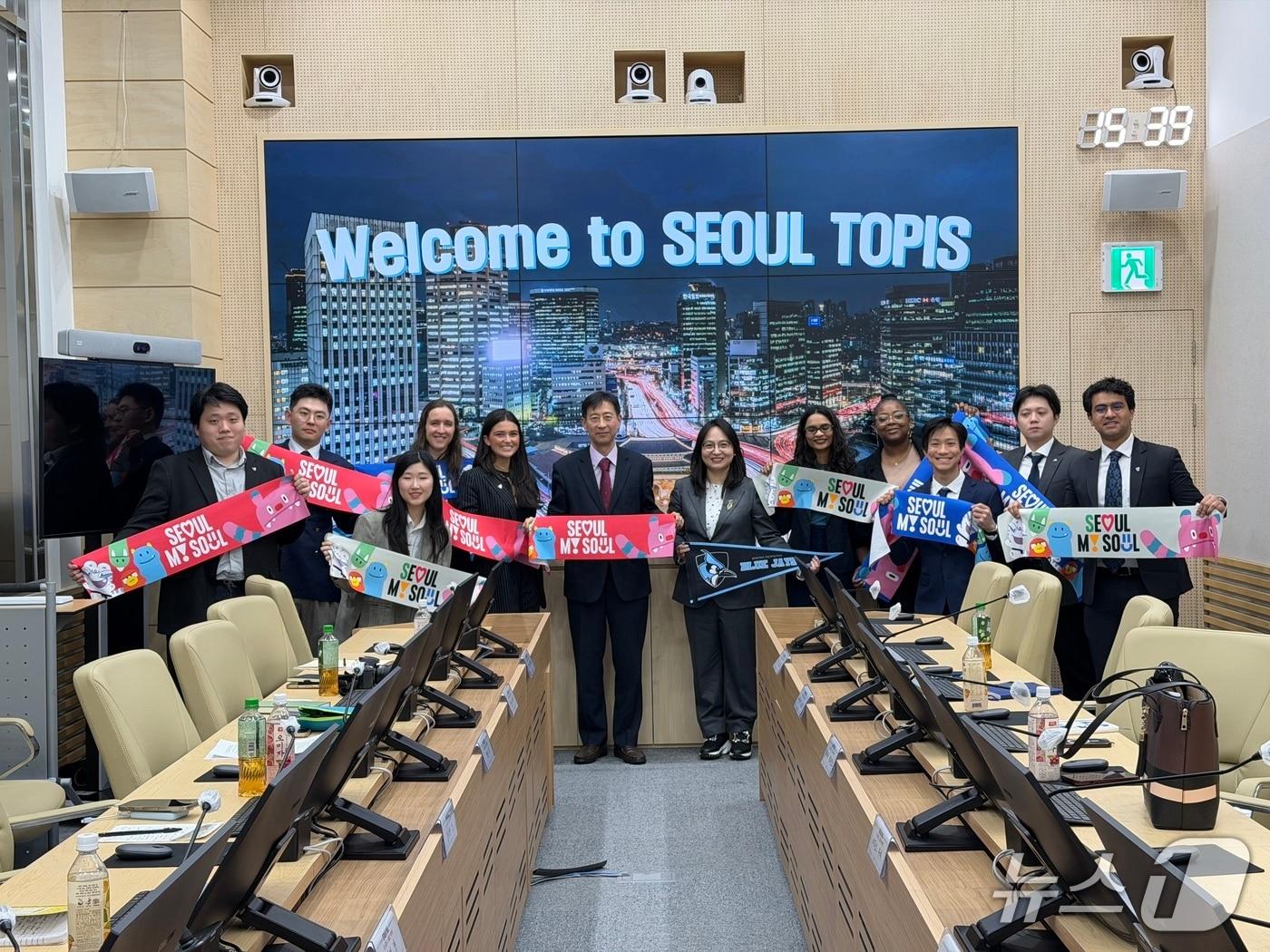 본문 이미지 - 존스홉킨스 고등국제대학원 방문 현장.(서울시 제공)