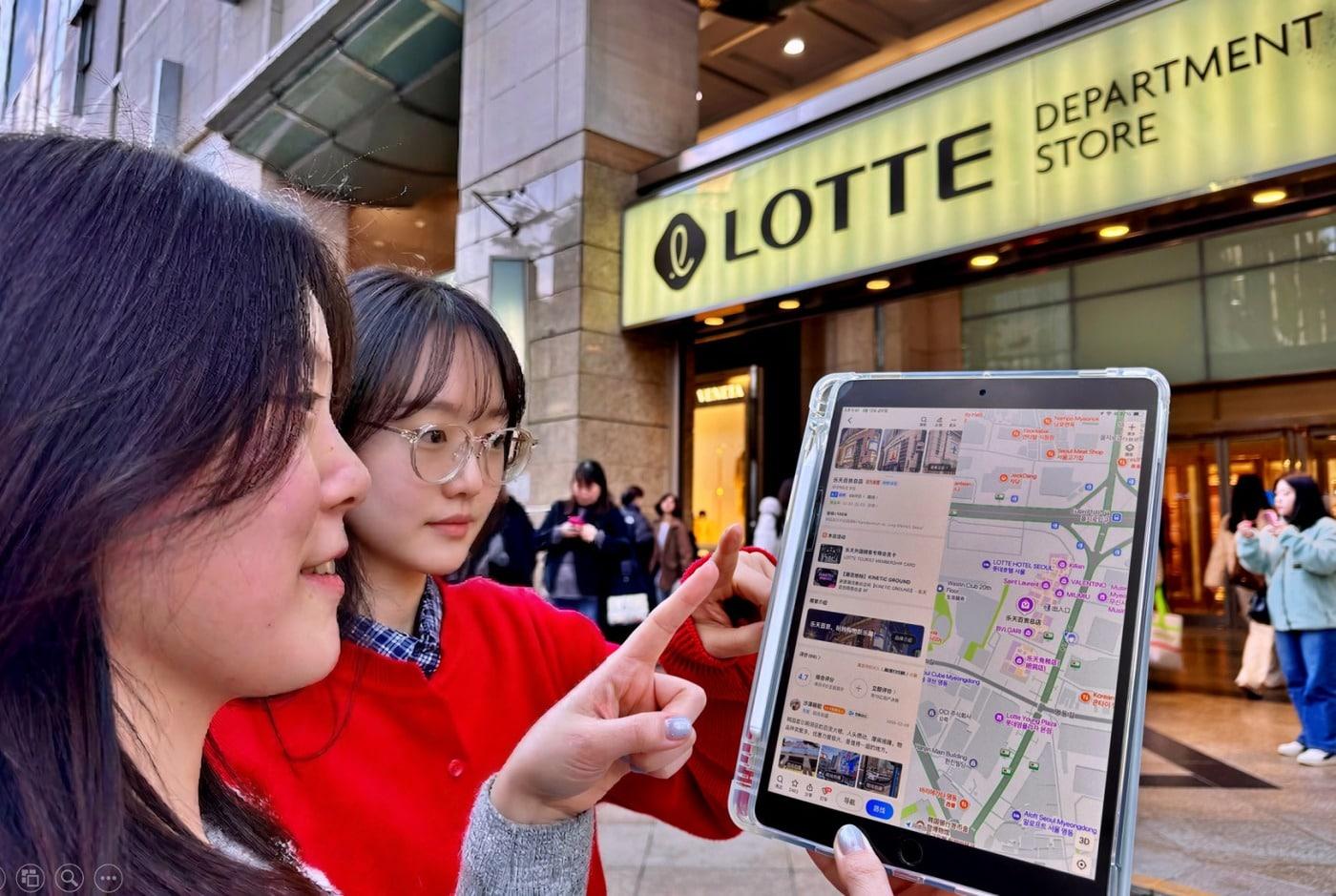 본문 이미지 - 서울시 중구 소공동에 위치한 롯데백화점 본점 앞에서 두 모델이 고덕지도 앱을 사용하고 있다.(롯데백화점 제공)