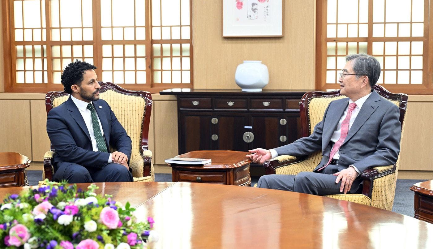 본문 이미지 - 조현 외교부 장관은 16일 오후 방한 중인 자비드 압델모네임 국경없는의사회 국제회장을 접견했다고 밝혔다. (외교부 제공)