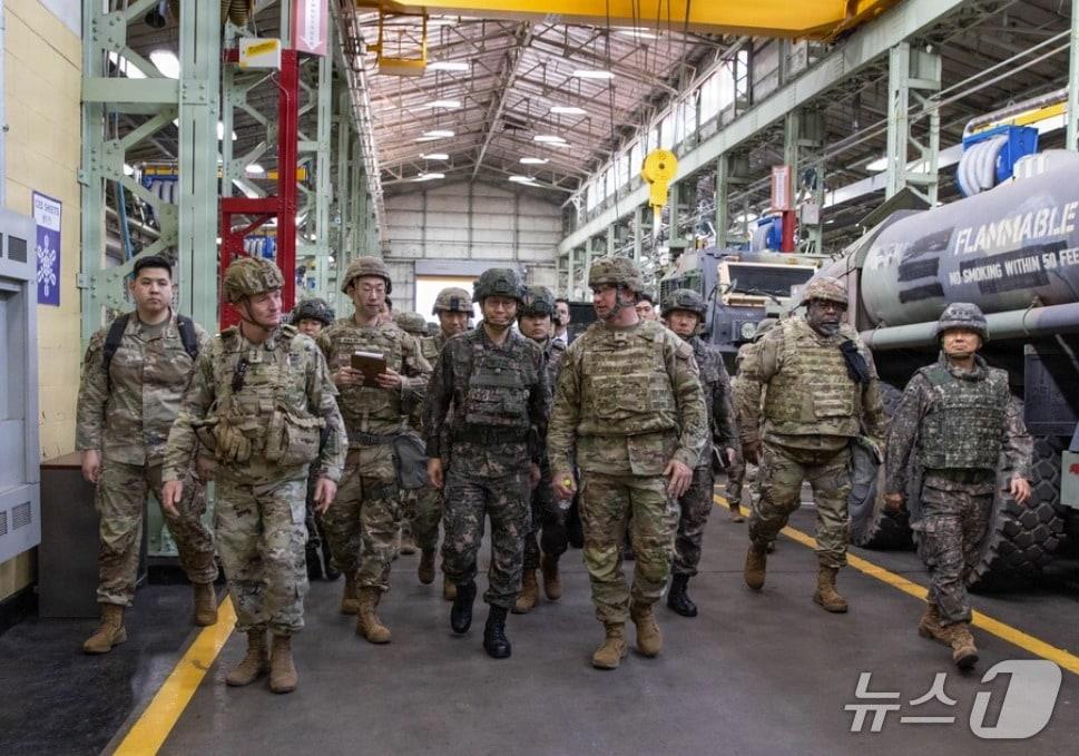 본문 이미지 - 김규하 육군참모총장(대장·가운데 왼쪽)은 16일 조셉 힐버트 미8군사령관(중장)과 한미 연합 '자유의 방패'(Freedom Shield·FS) 연습 점검을 위해 경북 칠곡군 캠프 캐롤(Camp Carroll)의 미군 물자 저장·관리 체계 'APS-4' 시설을 방문해 한미 연합방위태세와 작전지속지원 능력을 확인했다. 2026.3.16./ⓒ 뉴스1(미8군 홈페이지 캡쳐)