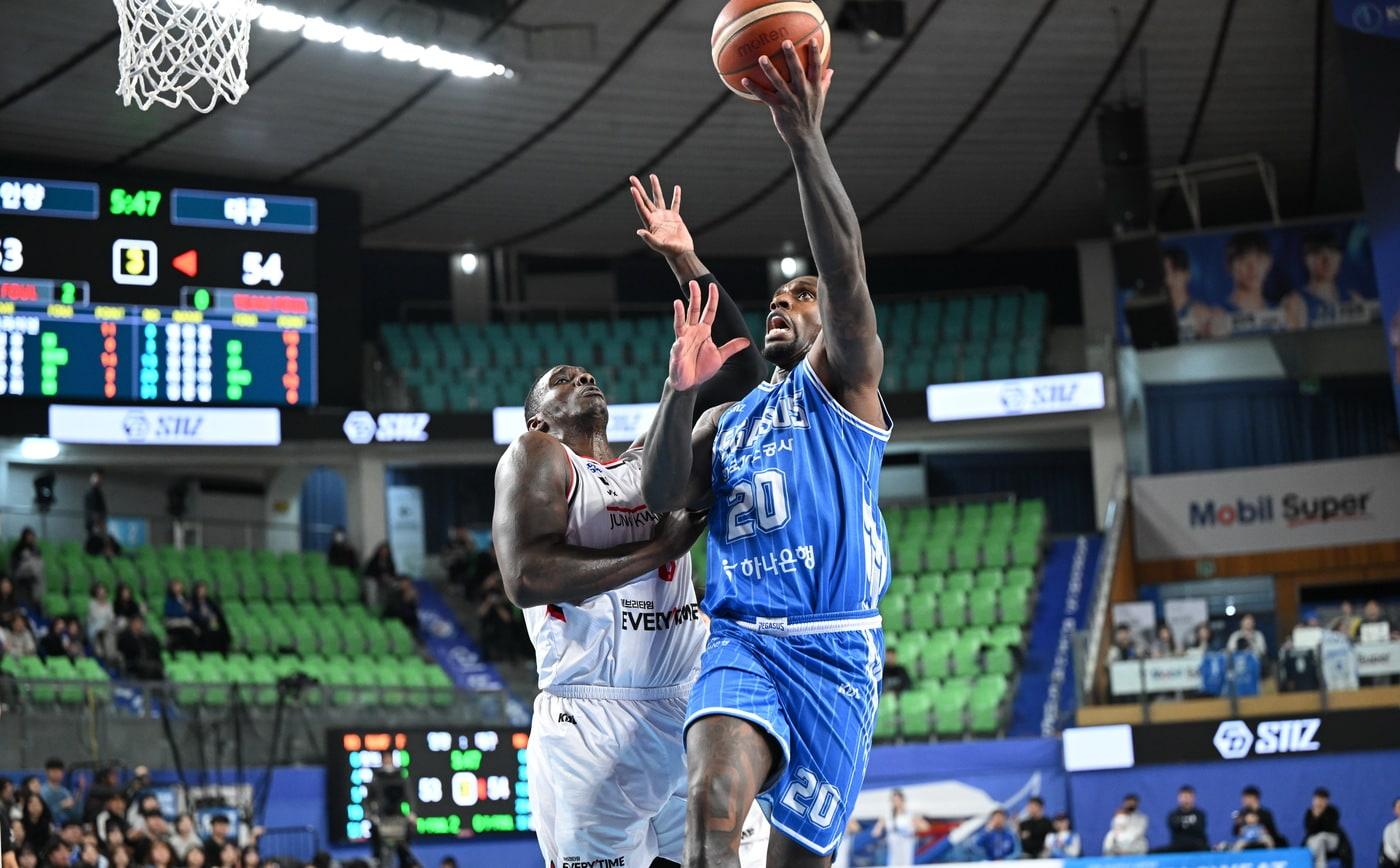 본문 이미지 - 한국가스공사 라건아가 16일 열린 2025-26 프로농구 안양 정관장전에서 20점을 기록하며 팀의 80-68 승리를 이끌었다. (KBL 제공)