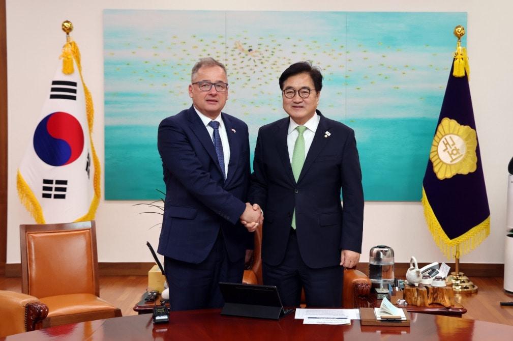 본문 이미지 - 우원식 국회의장은 16일 오후 의장집무실에서 이반 얀차렉 주한 체코대사를 접견하고, 양국 경제협력 확대 및 의회 간 교류 강화 방안 등에 대해 의견을 교환했다. (국회의장실 제공)