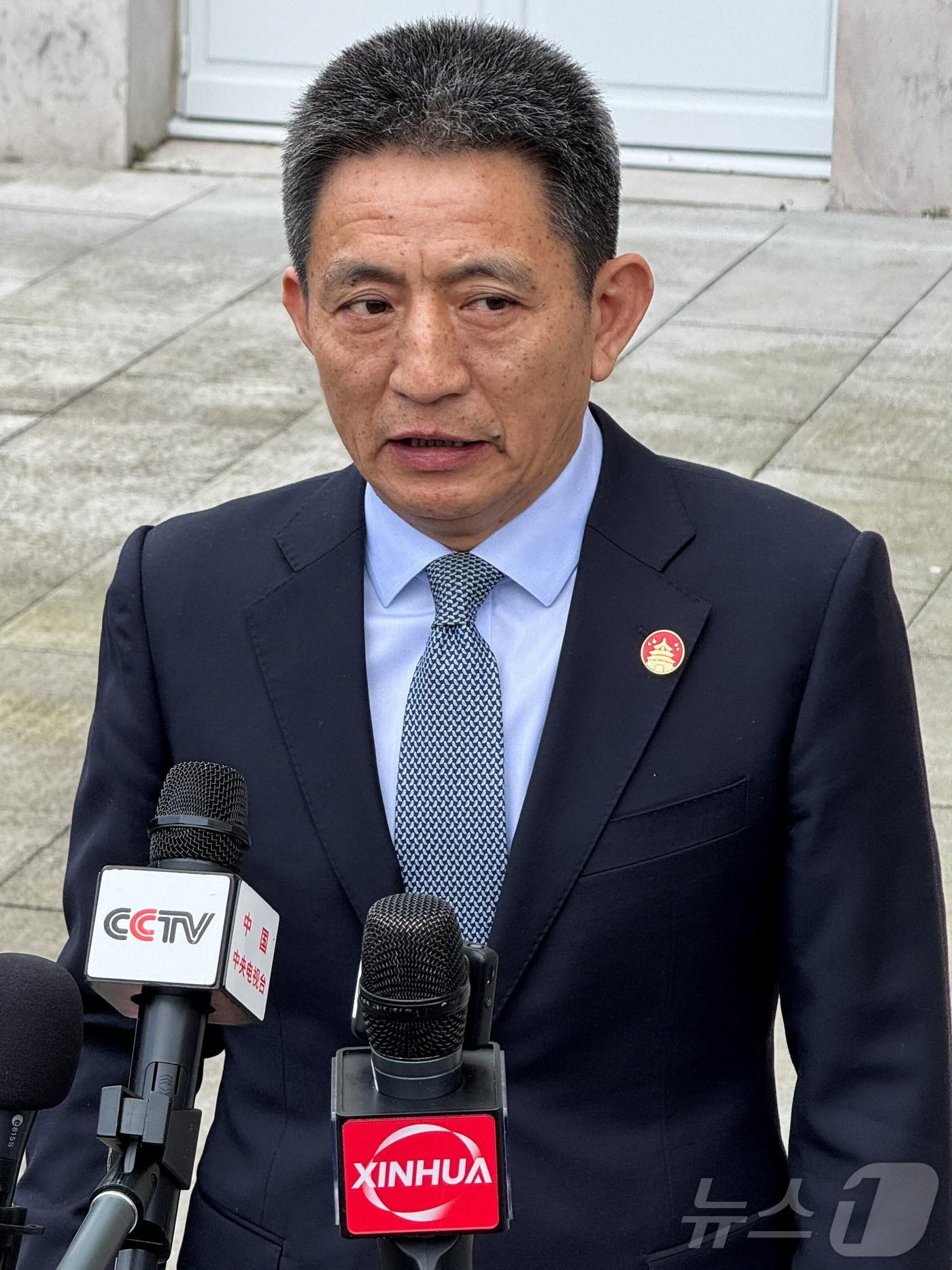 본문 이미지 - 리청강 중국 국제무역담판대표가 16일 프랑스 파리에서 미국 측과 회담 후 기자회견을 하고 있다. 2026.3.16 ⓒ 로이터=뉴스1