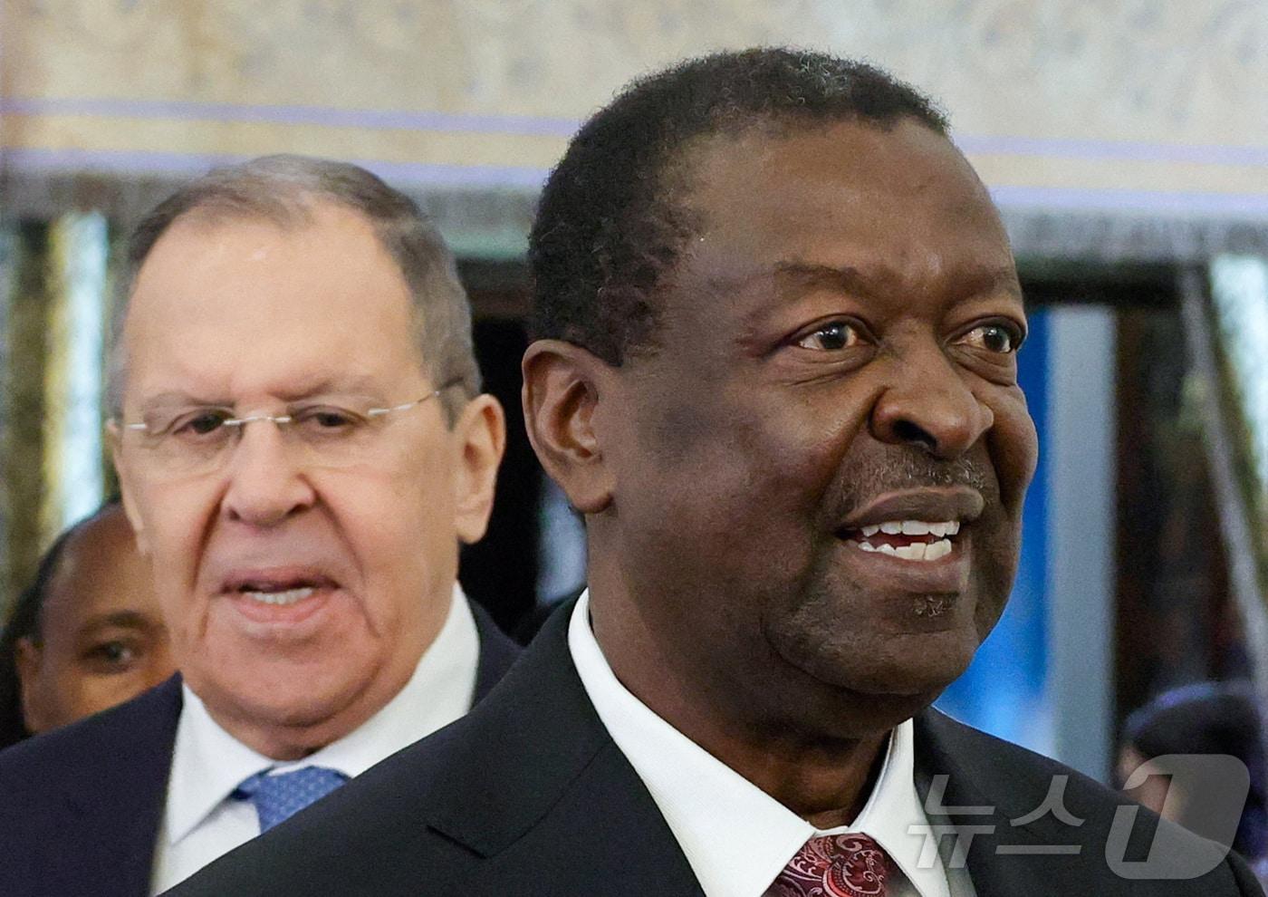 본문 이미지 - 무살리아 무다바디 케냐 외무장관이 16일(현지시간) 모스크바에서 세르게이 라브로프 러시아 외무장관과 회담한 후 입장하고 있다. 2026.3.16 ⓒ 로이터=뉴스1