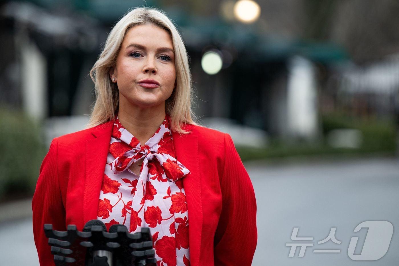 본문 이미지 - 캐롤라인 레빗 미국 백악관 대변인이 16일(현지시간) 워싱턴DC 백악관 경내에서 기자들의 질문에 답하고 있다. 2026.03.16. ⓒ AFP=뉴스1