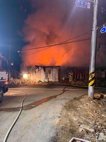 본문 이미지 - 강원 정선 신동읍 덕천리 주택 화재 현장.(강원도소방본부 제공, 재판매 및 DB금지)