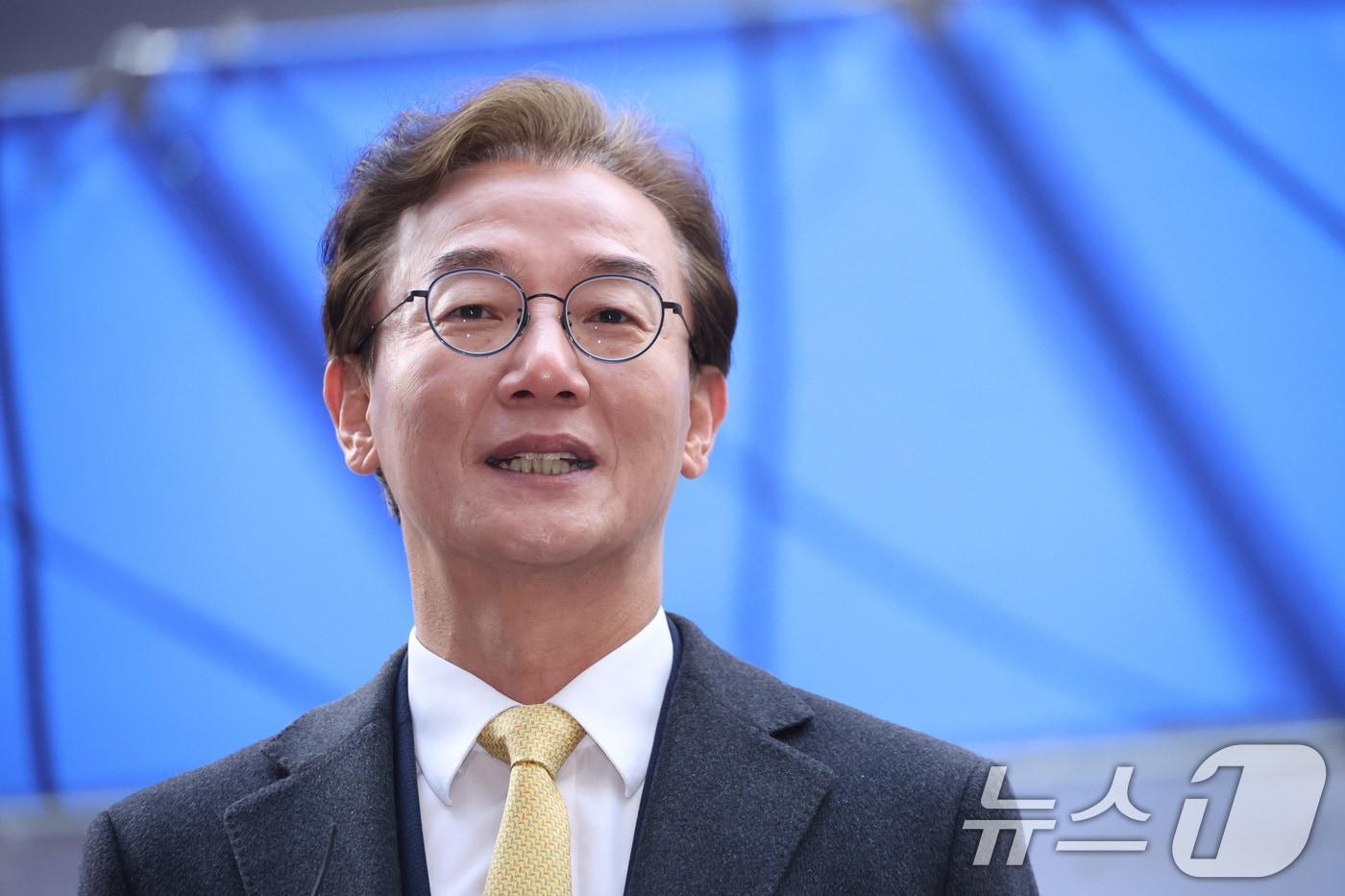 본문 이미지 - 부산시장 출마를 선언한 전재수 더불어민주당 의원이 17일 서울 여의도 더불어민주당사에서 열린 광역단체장 후보 면접에 출석하며 취재진의 질의에 답변하고 있다. ⓒ 뉴스1 신웅수 기자