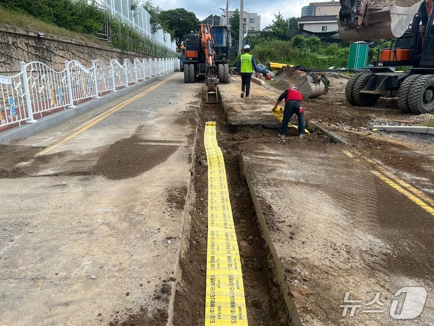 본문 이미지 - 예산군에서 도시가스 배관 공사가 진행 중인 모습. (예산군 제공, 재판매 및 DB금지) / 뉴스1