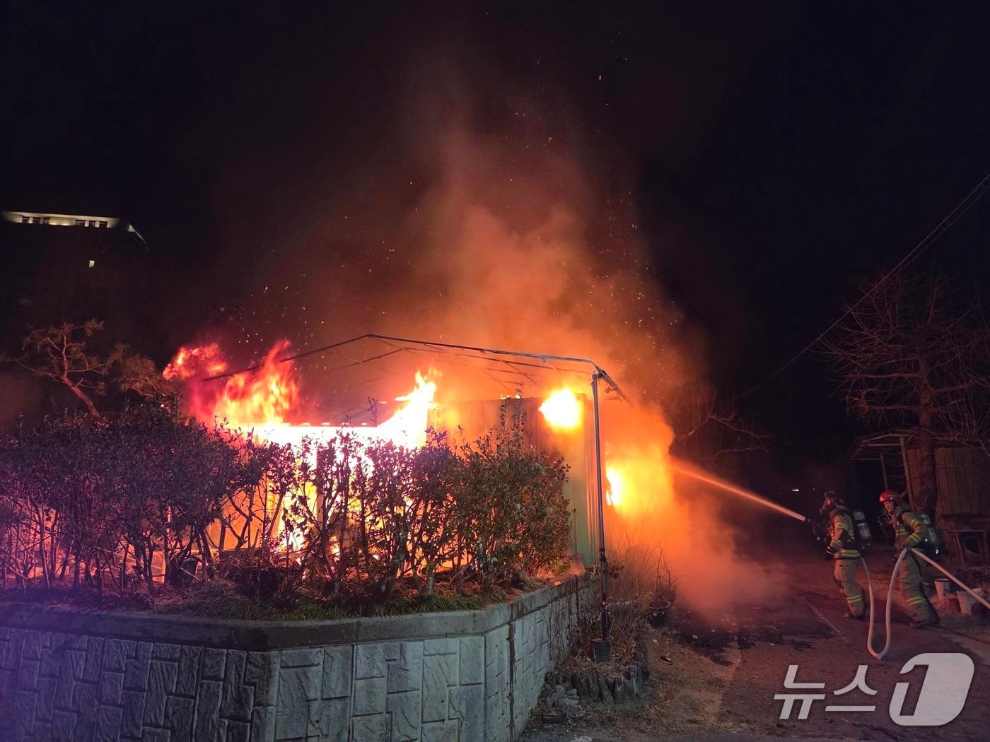 본문 이미지 - 17일 오전 4시 11분쯤 구미시 선산읍 교리 주택 마당에서 서재로 사용하던 컨테이너에서 불이나 진화 대원들이 불을 끄고 있다.9경북소방본부 제공. 재판매 및 DB 금지)2026.3.17/뉴스1