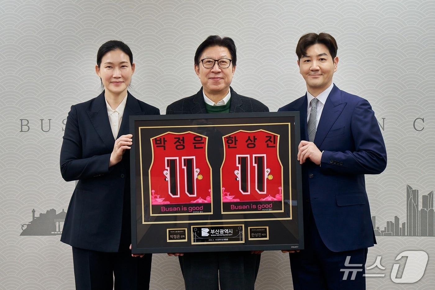 본문 이미지 - 박형준 부산시장(가운데)이 한상진·박정은 부부에게 '미디어 소통 홍보대사' 위촉하고 위촉패를 전달하고 있다.(부산시 제공. 재판매 및 DB금지)