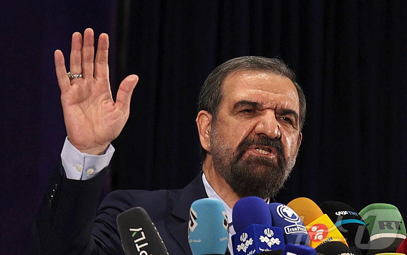 본문 이미지 - 모센 레자이 이란 전 이슬람혁명수비대(IRGC) 사령관이 2021년 5월 15일 이란 수도 테헤란의 2021년 대선 출마 등록을 마친 뒤 언론과 이야기를 나누고 있다. 2021.05.15. ⓒ AFP=뉴스1