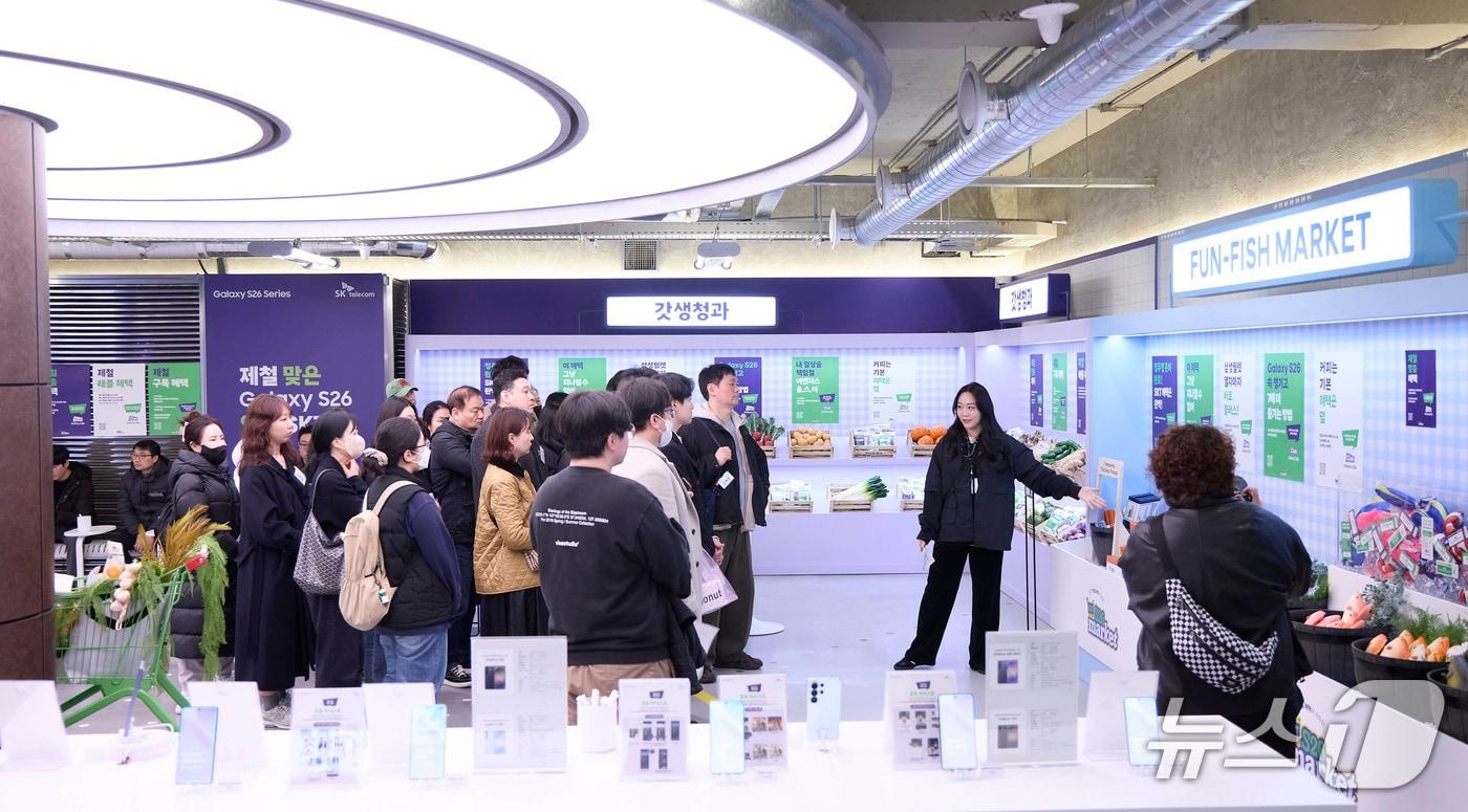 본문 이미지 - SK텔레콤 고객자문단 고객들이 SKT T팩토리 투어하는 모습 (SK텔레콤 제공)