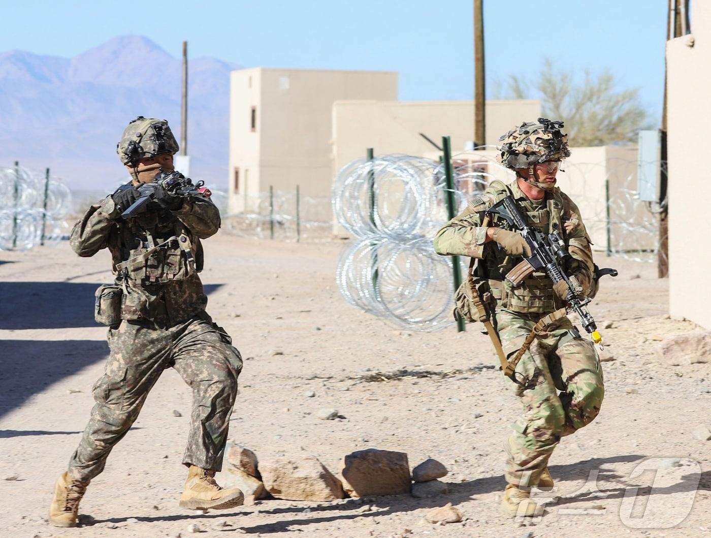 본문 이미지 - 미 NTC 연합 소부대훈련 간 한미 장병이 함께 공격작전을 수행하는 모습. (육군 제공. 재판매 및 DB 금지) 2026.3.17 ⓒ 뉴스1