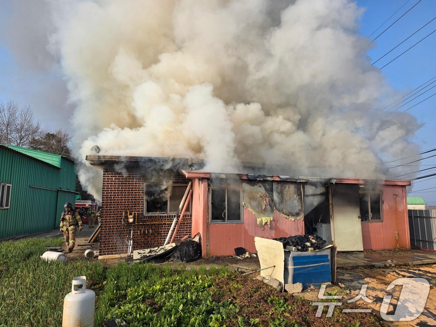 본문 이미지 - 17일 오전 7시 49분쯤 전남 함평군 손불면 산남리의 한 주택에서 불이 나 소방당국이 진화 작업을 벌이고 있다. (전남소방본부 제공. 재판매 및 DB 금지) 2026.3.17 ⓒ 뉴스1