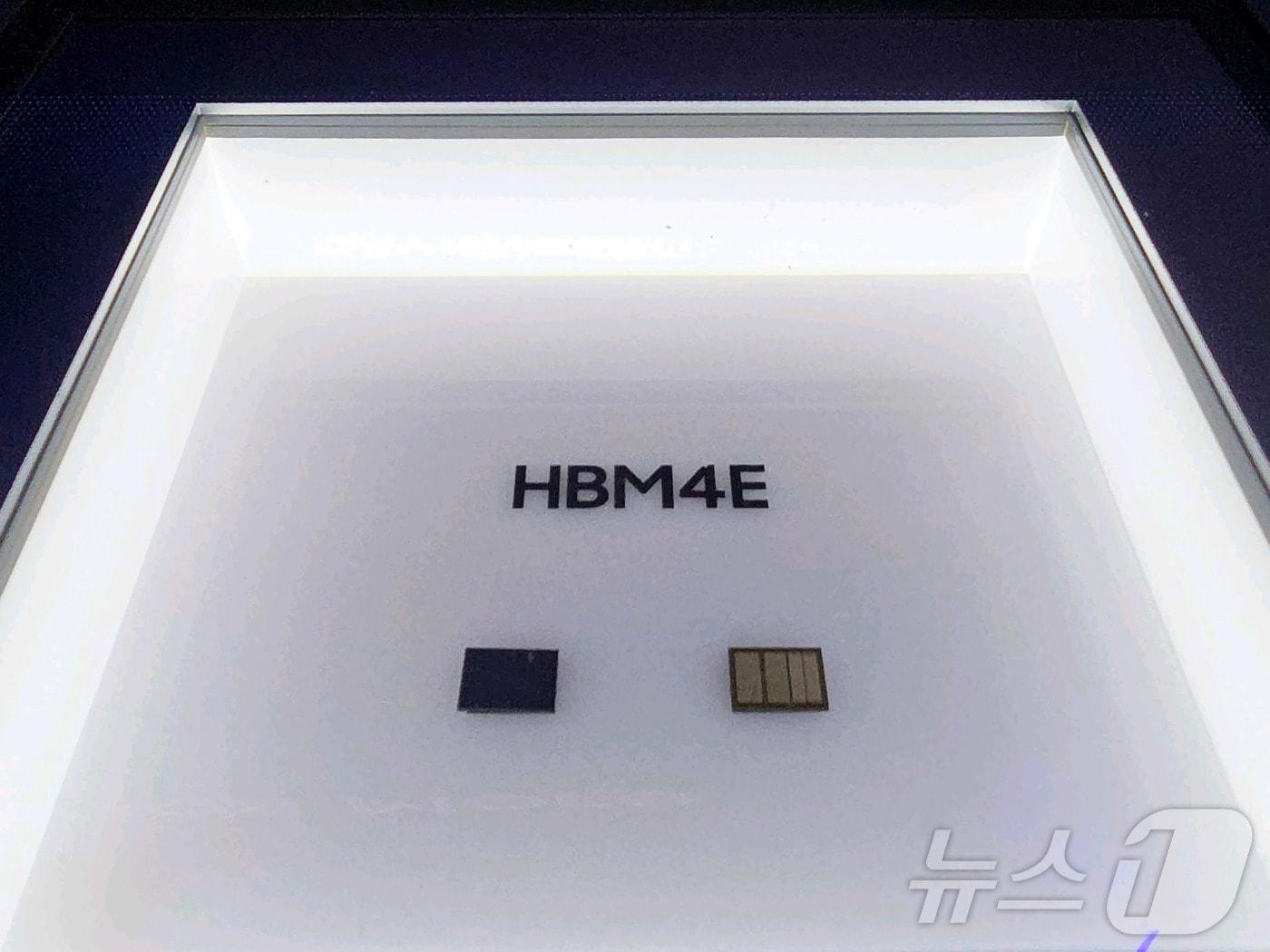 본문 이미지 - 삼성전자가 16일부터 19일(현지시간)까지 미국 새너제이에서 열리는 엔비디아 GTC에 참가해 참가해 차세대 HBM4E 기술력과 Vera Rubin 플랫폼을 구현하는 메모리 토털 솔루션을 유일하게 공급할 수 있는 역량을 앞세워 글로벌 AI리더십을 한층 강화한다고 17일 밝혔다. 사진은 삼성전자 HBM4E 제품 전시 사진. (삼성전자 제공. 재판매 및 DB 금지) 2026.3.17 ⓒ 뉴스1