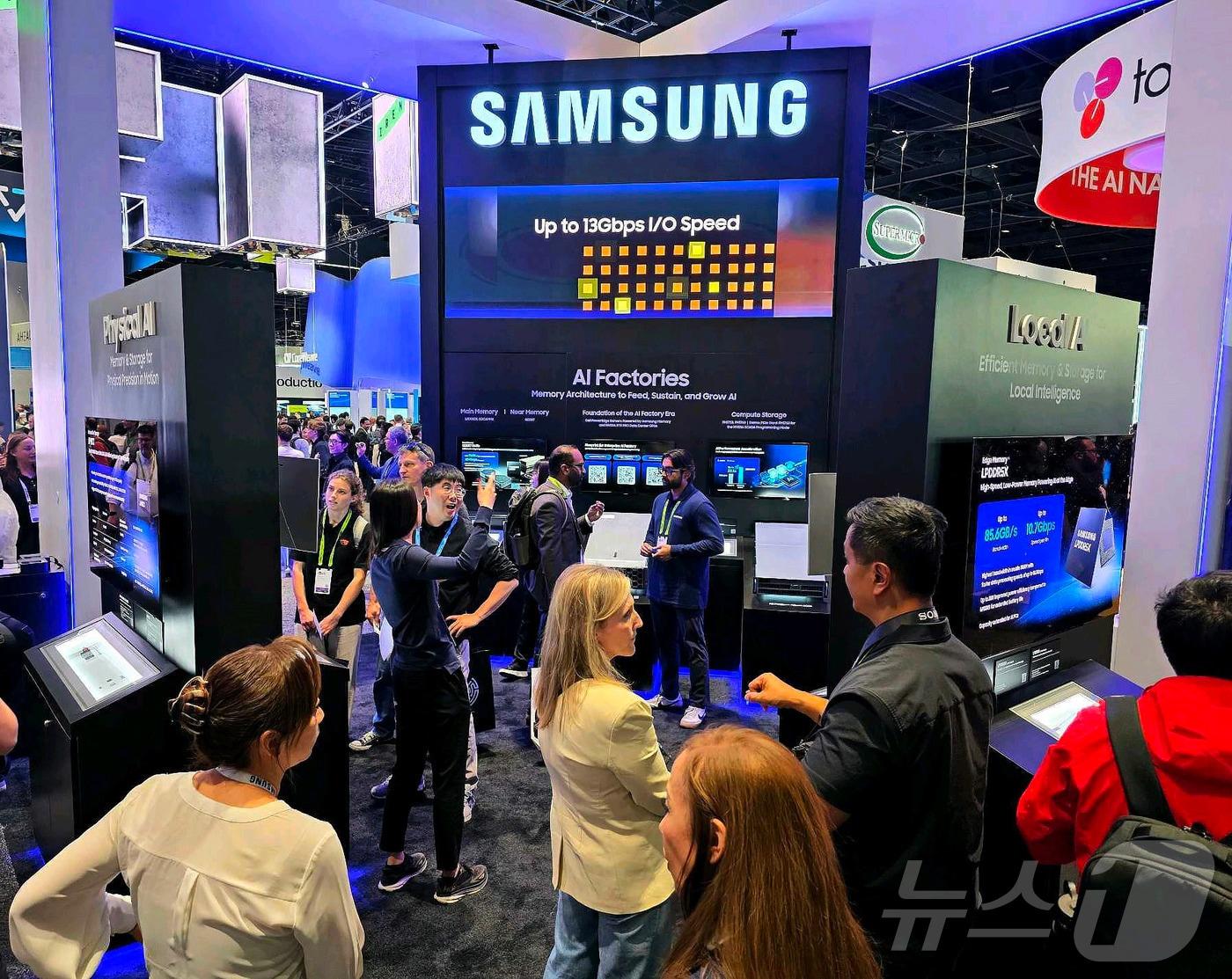 본문 이미지 - 삼성전자가 16일부터 19일(현지시간)까지 미국 새너제이에서 열리는 엔비디아 GTC에 참가해 참가해 차세대 HBM4E 기술력과 Vera Rubin 플랫폼을 구현하는 메모리 토털 솔루션을 유일하게 공급할 수 있는 역량을 앞세워 글로벌 AI리더십을 한층 강화한다고 17일 밝혔다. 사진은 삼성전자 GTC 부스 사진. (삼성전자 제공. 재판매 및 DB 금지) 2026.3.17 ⓒ 뉴스1