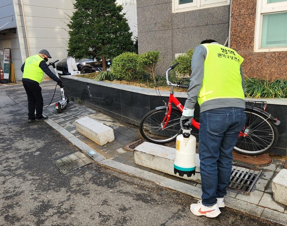 본문 이미지 - 지난해 관악구 모기 방역기동반 활동 모습(관악구 제공)