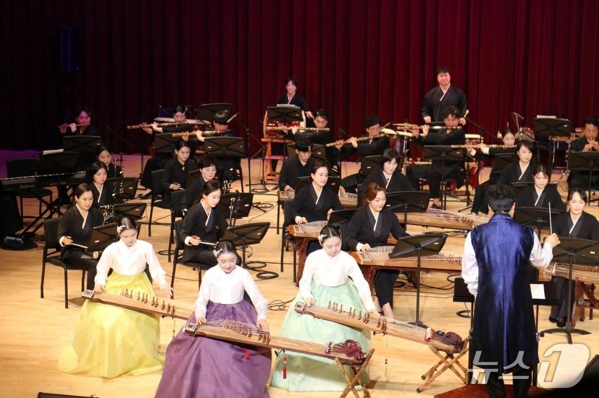 본문 이미지 - 난계국악단·청아람 협연 장면(영동군 제공. 재판매 및 DB금지) 