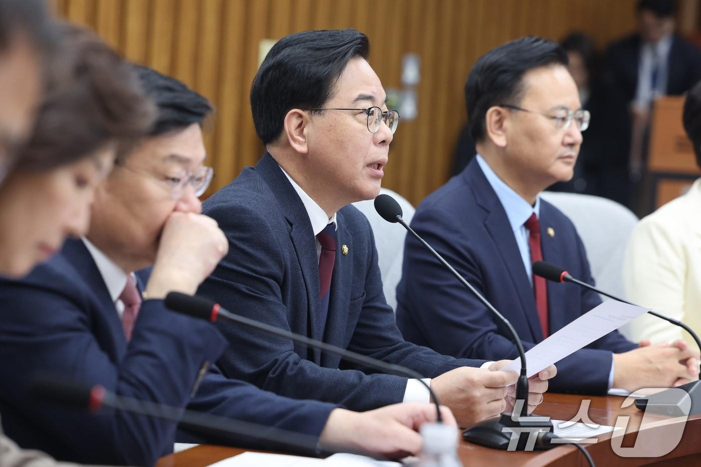 본문 이미지 - 송언석 국민의힘 원내대표가 17일 서울 여의도 국회에서 열린 원내대책회의에서 발언하고 있다. 2026.3.17 ⓒ 뉴스1 신웅수 기자