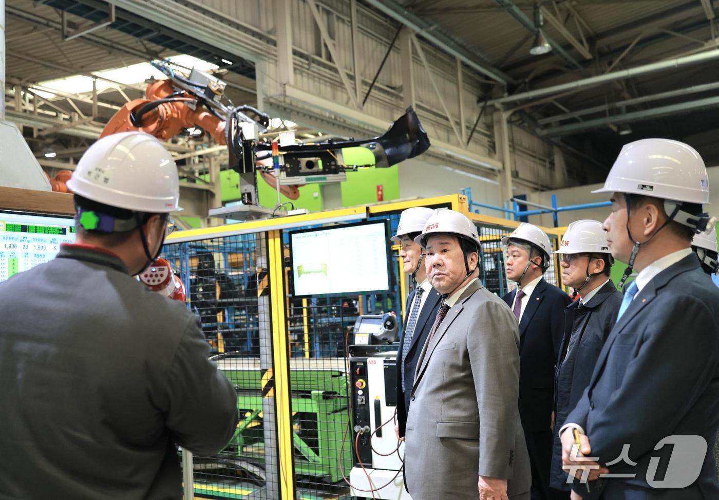 본문 이미지 - 우오현 SM그룹 회장이 지난 16일 경북 구미 남선알미늄 자동차 부품 생산공장에서 로봇팔을 활용한 공정을 참관하며 운영현황을 살피고 있다.(SM그룹 제공) 2026.3.17/뉴스1