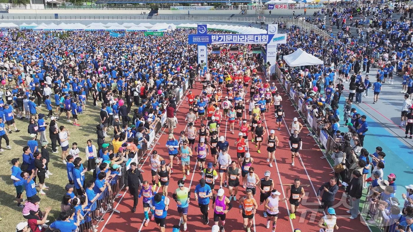 본문 이미지 - 19회 반기문마라톤대회 출발 모습.(음성군 제공. 재판매 및 DB금지) ⓒ 뉴스1 윤원진 기자