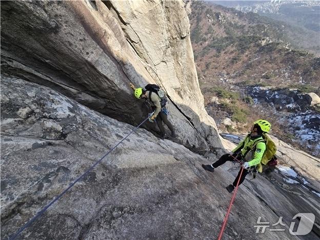 본문 이미지 - 북한산국립공원 관계자들이 해빙기 암벽장에 대한 안전점검을 벌이고 있다. (북한산국립공원사무소 제공, 재판매 및 DB금지)