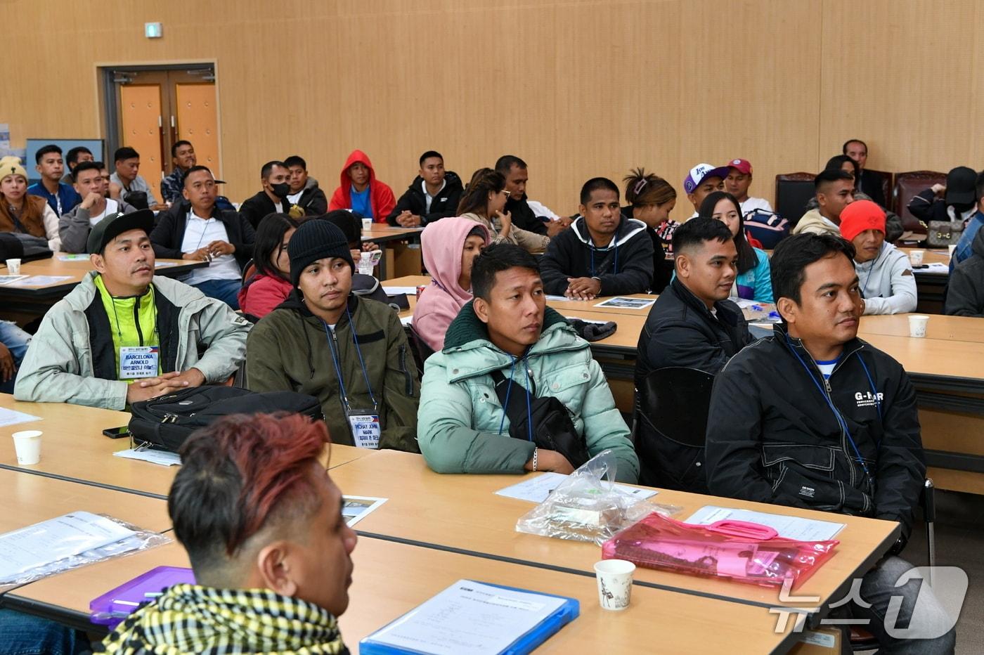 본문 이미지 - 영주시에서 일하는 외국인 근로자들이 안전교육을 받고 있다.(영주시 제공. 재판매 및 DB 금지)2026.3.17/뉴스1