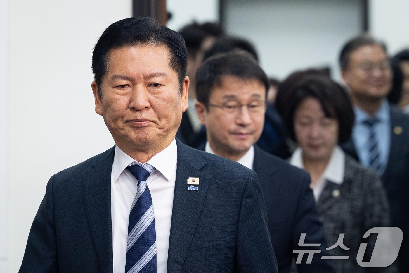 본문 이미지 - 정청래 더불어민주당 대표가 17일 서울 여의도 국회에서 검찰개혁 관련 긴급 기자회견에 들어서고 있다. 2026.3.17 ⓒ 뉴스1 유승관 기자