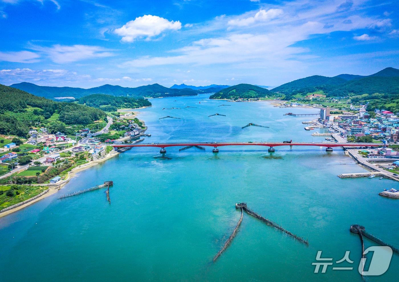 본문 이미지 - 남해군의 죽방렴어업 장면(남해군 제공. 재판매 및 DB금지).