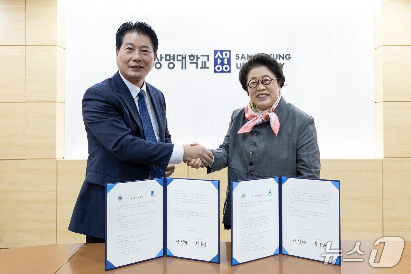 본문 이미지 - 김종희 상명대 총장(사진 오른쪽)과 이정환 라오스한국대 총장이 지난 12일  열린 교류협력 강화를 위한 협약식을 마치고 기념사진을 촬영하고 있다.(상명대 제공)