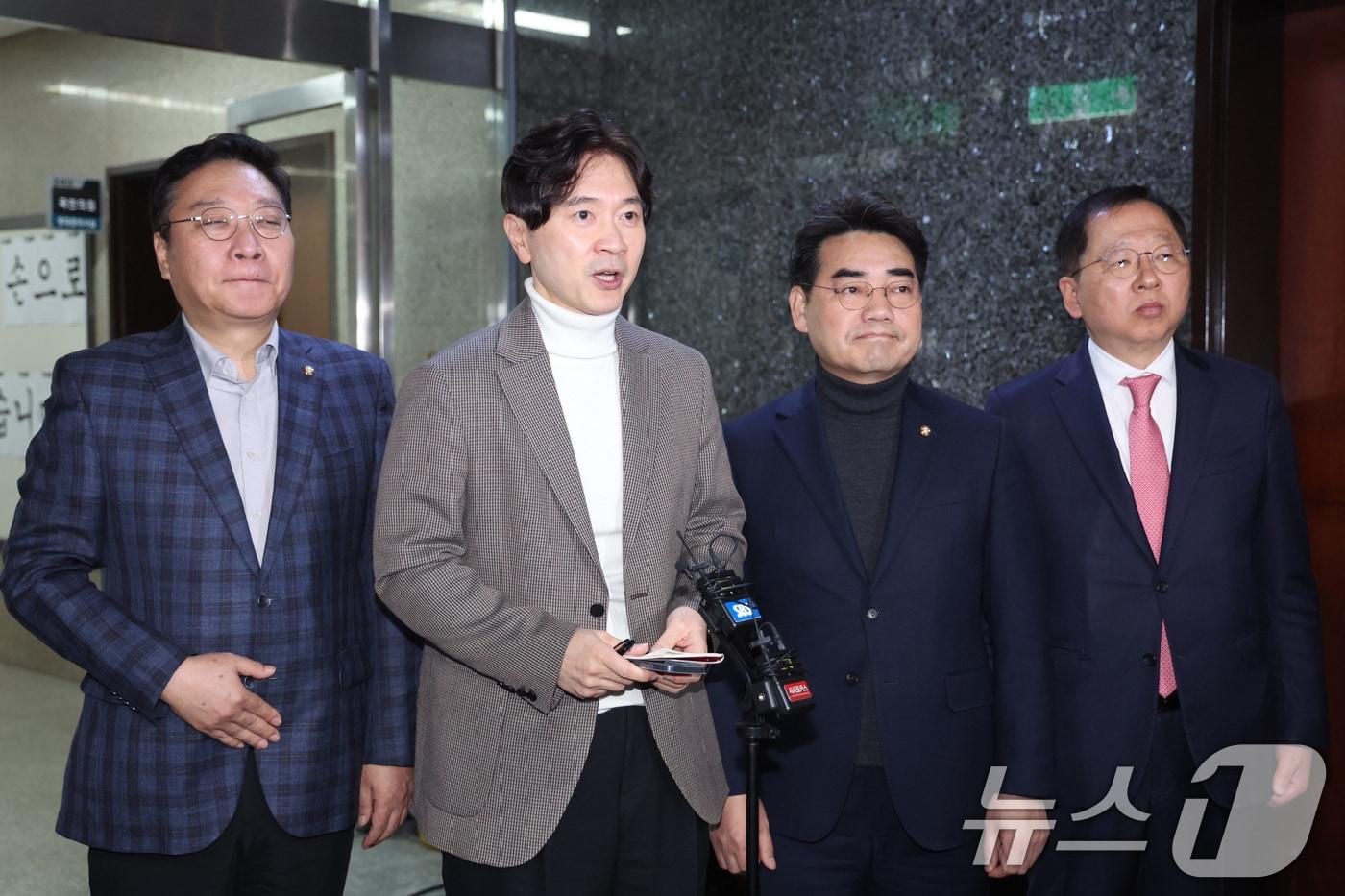 본문 이미지 - 박성훈, 이성권 의원을 비롯한 부산에 지역구를 둔 국민의힘 의원들이 지난 3월 17일 서울 여의도 국회에서 6.3 지방선거 부산시장 후보 공천과 관련해 장동혁 대표 면담을 마친 후 취재진의 질의에 답변하고 있다. 2026.3.17 ⓒ 뉴스1 신웅수 기자