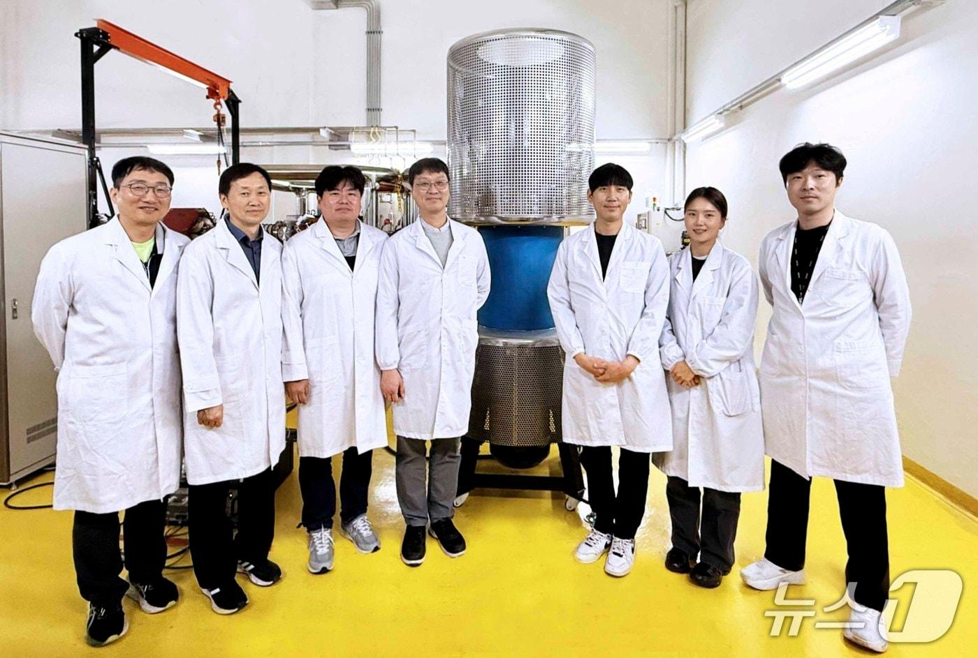 본문 이미지 - 국산 절연형 모터제너레이터와 한국원자력연구원 연구진(원자력연 제공) /뉴스1
