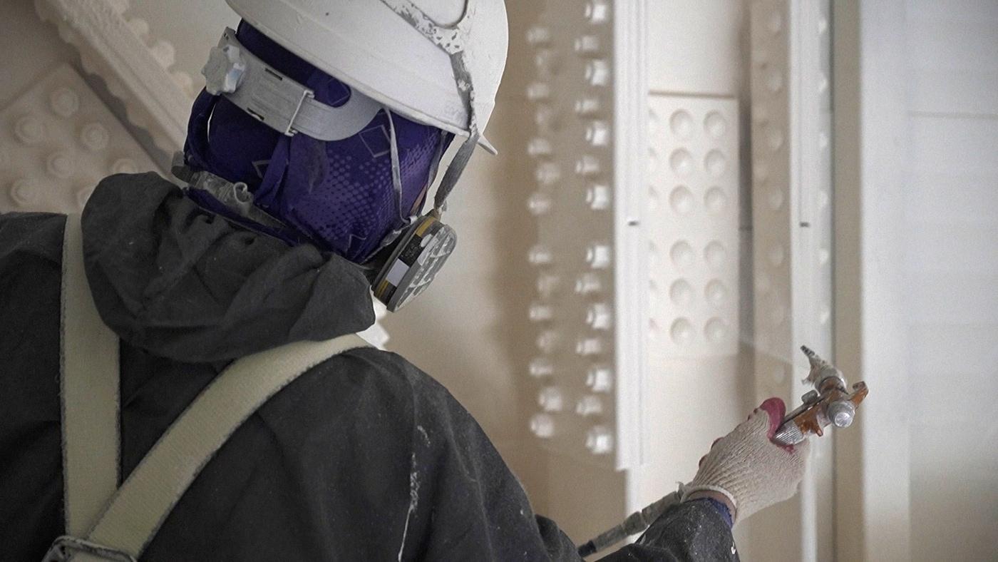 본문 이미지 - 작업자가 삼화페인트공업의 내화도료 '플레임체크'를 작업하고 있다.(삼화페인트공업 제공)