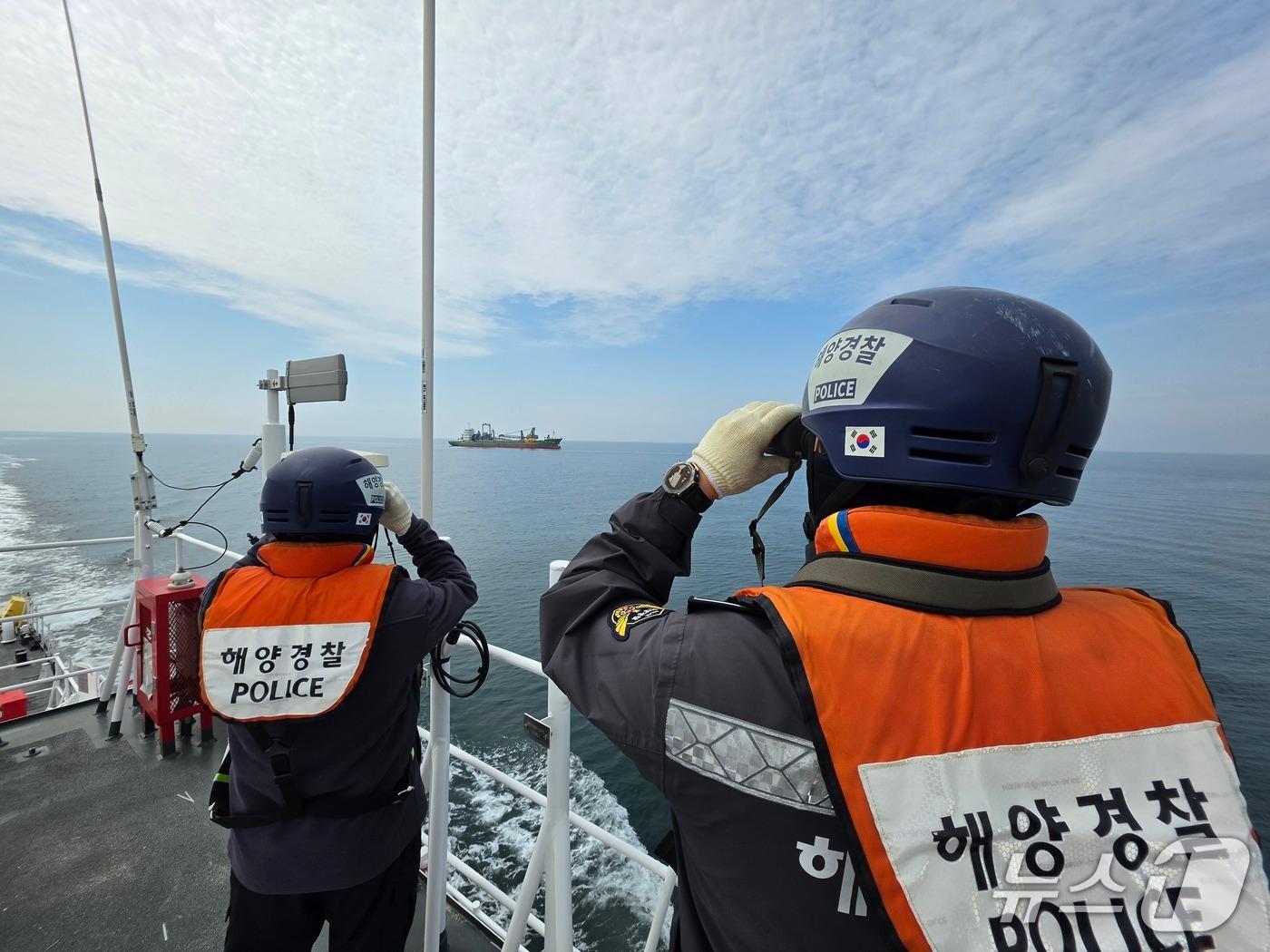 본문 이미지 - 부안해경이 사고 해역을 중심으로 인도네시아 국적 선원 A 씨에 대한 수색 작업을 이어가고 있다.(부안해경 제공. 재판매 및 DB금지)