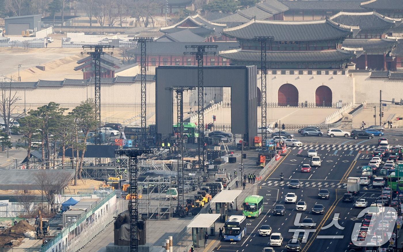 본문 이미지 - 방탄소년단(BTS) 컴백 공연을 나흘 앞둔 17일 오전 서울 광화문광장에서 공연 무대 설치 작업이 분주하게 진행되고 있다. 2026.3.17 ⓒ 뉴스1 박지혜 기자