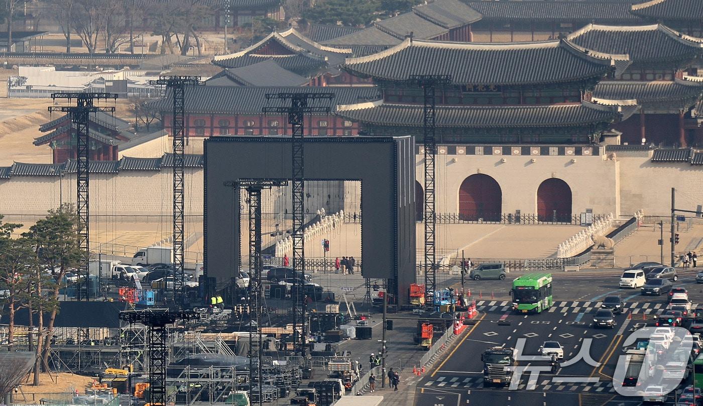 본문 이미지 - 방탄소년단(BTS) 컴백 공연을 나흘 앞둔 17일 오전 서울 광화문광장에서 공연 무대 설치 작업이 분주하게 진행되고 있다. ⓒ 뉴스1 박지혜 기자