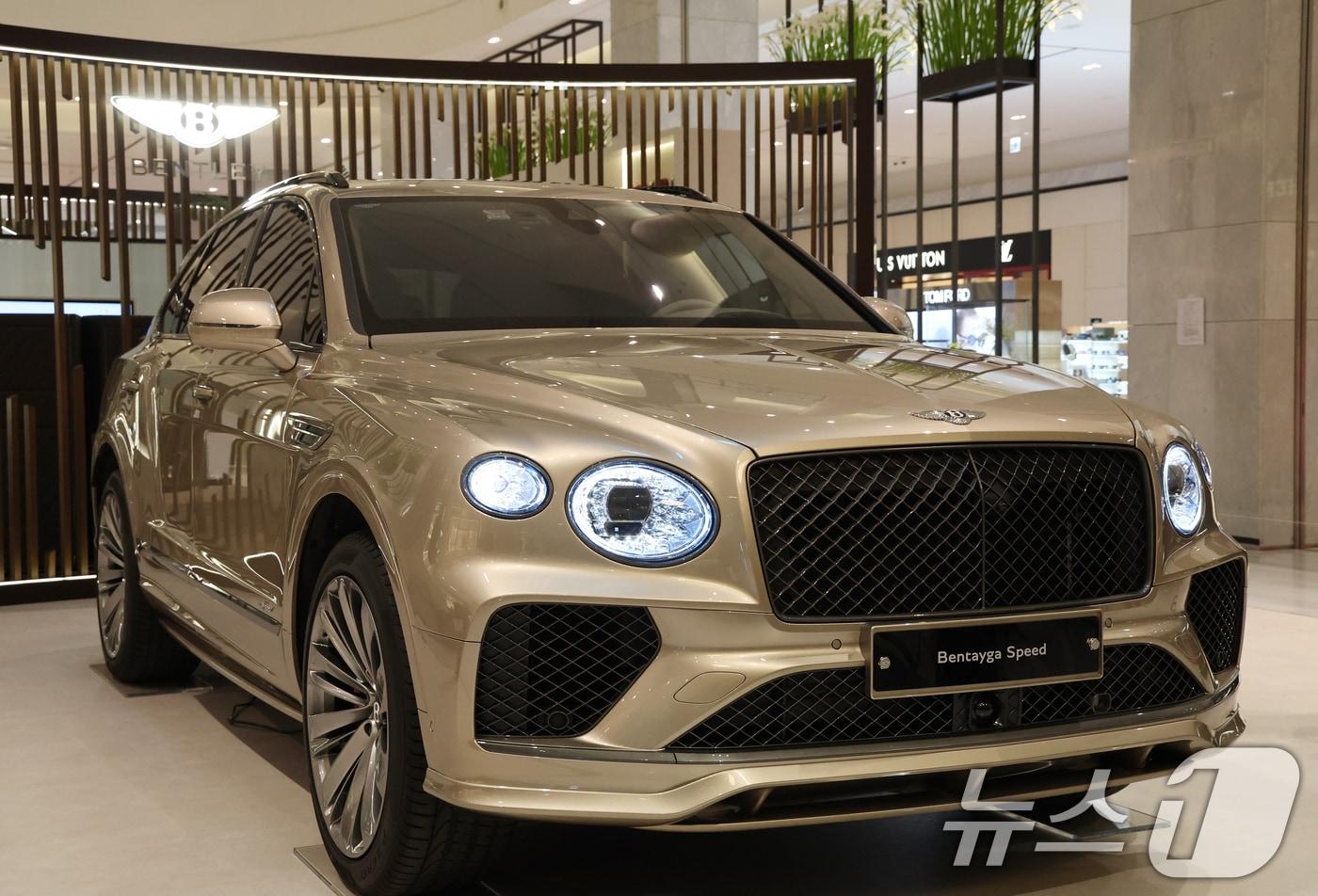 본문 이미지 - 17일 경기 성남시 분당구 현대백화점 판교점 1층 열린광장, 벤틀리서울 팝업 부스에서 열린 '더 뉴 벤테이가 스피드 미디어 포토세션'에서 '더 뉴 벤테이가 스피드'가 공개되고 있다. 2026.3.17 ⓒ 뉴스1 김영운 기자