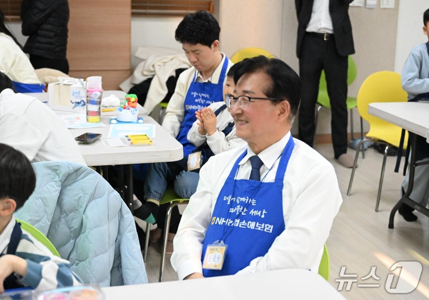 본문 이미지 - NH농협손해보험은 16일 서울시 은평구 소재 ‘꿈나무마을 초록꿈터’를 방문해 시설 아동들을 대상으로 미술교육 활동 ‘왕구와 함께 그리는 희망스케치’를 진행했다고 17일 밝혔다./사진제공=NH농협손해보험