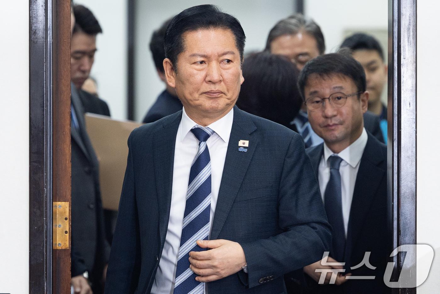 본문 이미지 - 정청래 더불어민주당 대표가 17일 서울 여의도 국회에서 열린 검찰개혁 관련 긴급 기자회견에 들어서고 있다. 2026.3.17 ⓒ 뉴스1 유승관 기자