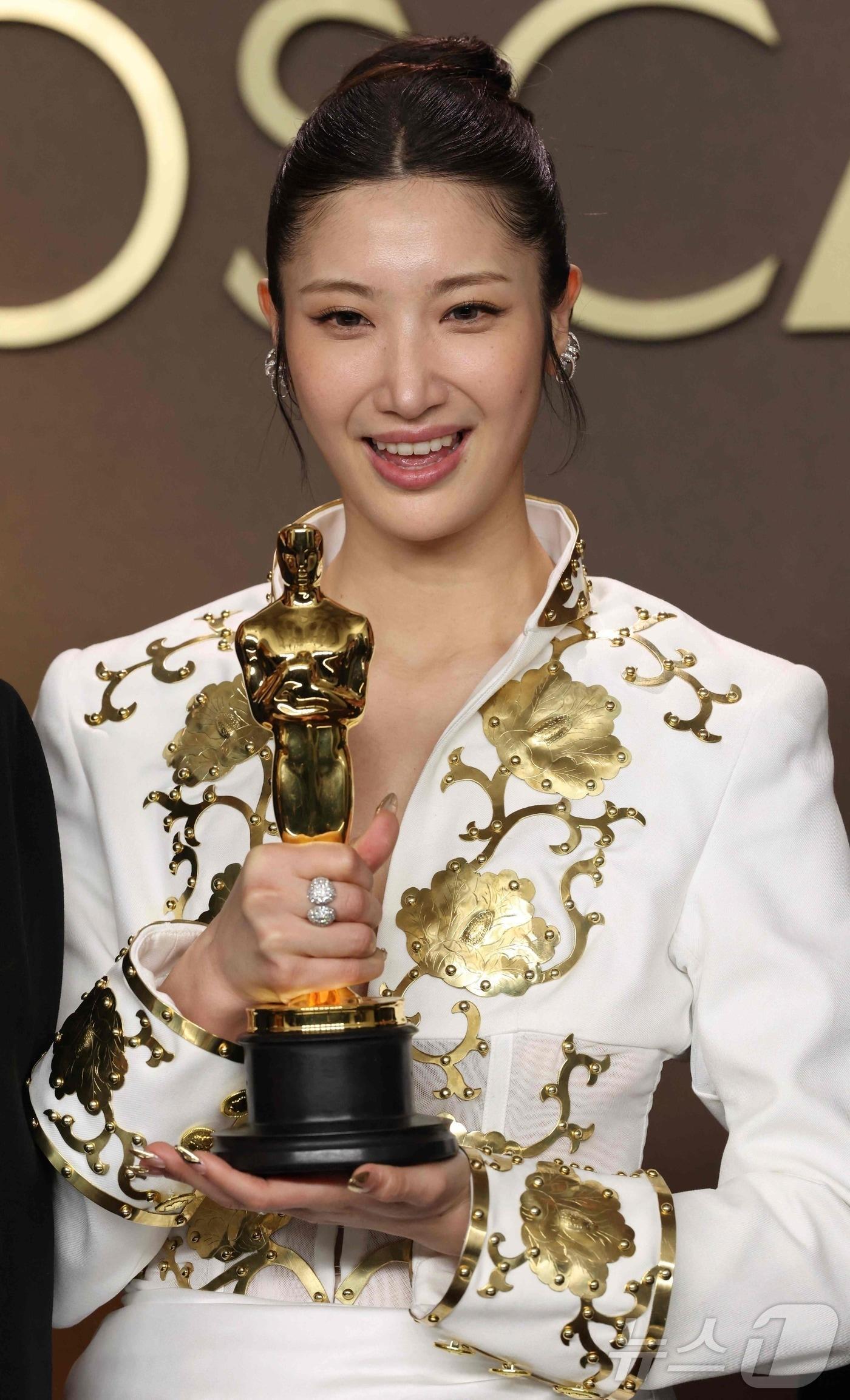 본문 이미지 - '골든' 가창자 중 한 명인 이재 ⓒ AFP=뉴스1