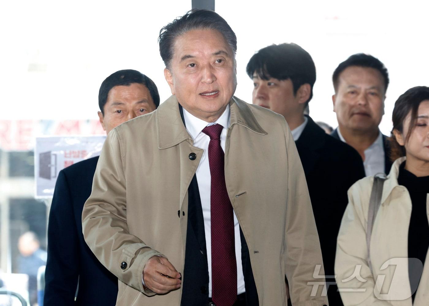 본문 이미지 - 국민의힘 지방선거 공천관리위원회(공관위)로부터 컷오프(공천 배제) 통보를 받은 김영환 충북도지사가 17일 오전 서울 여의도 국민의힘 당사에서 입장을 밝히기위해 들어서고 있다. 2026.3.17 ⓒ 뉴스1 박정호 기자