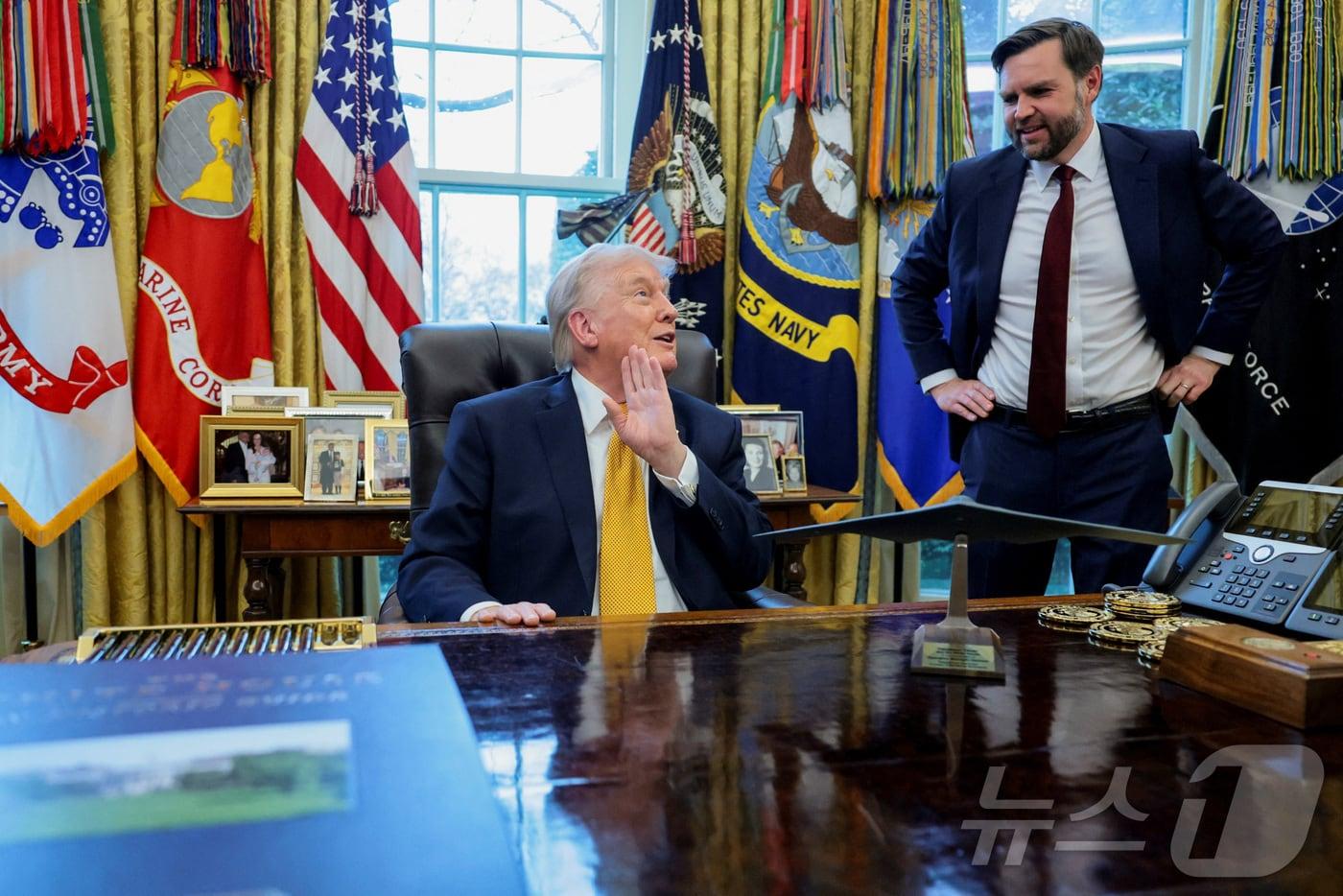본문 이미지 - 도널드 트럼프 미국 대통령과 JD 밴스 부통령이 16일(현지시간) 워싱턴 D.C. 백악관 집무실에서 반(反)사기 태스크포스 창설 행정명령 서명 중 대화를 나누고 있다. 2026.3.17. ⓒ 뉴스1 ⓒ 로이터=뉴스1